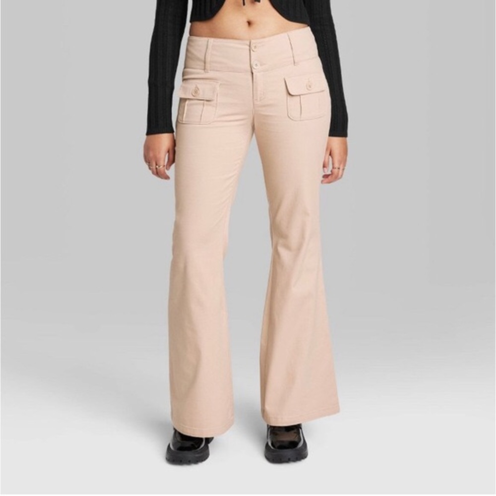 Wild Fable beige low-rise flare cargo pants, size 2
